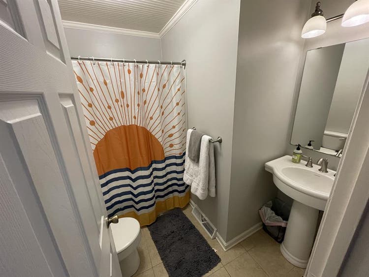 Spacious Room in Quiet Neighborhood