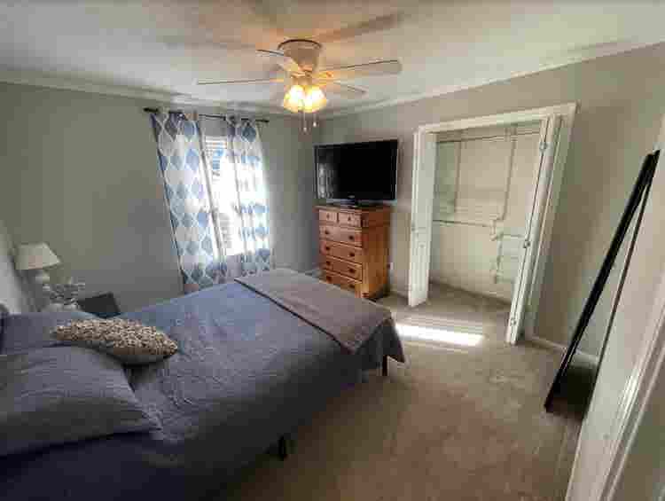Spacious Room in Quiet Neighborhood