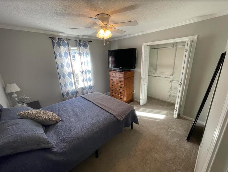 Spacious Room in Quiet Neighborhood