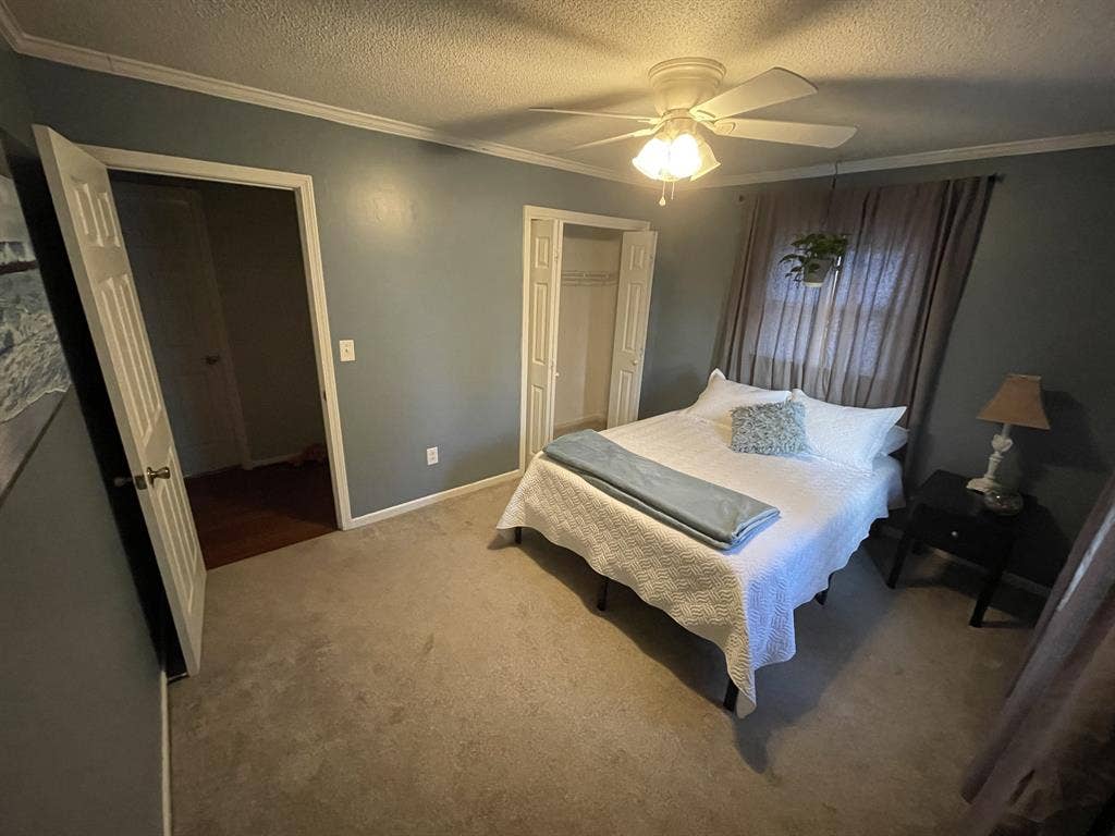 Spacious Room in Quiet Neighborhood