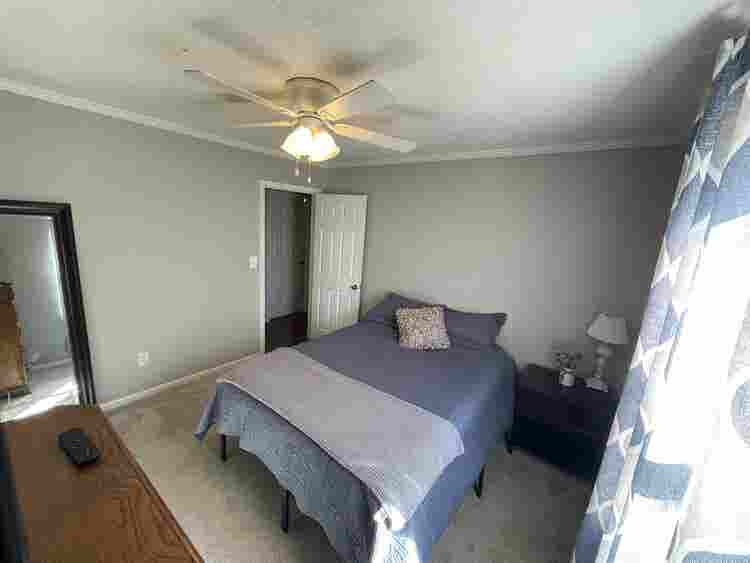 Spacious Room in Quiet Neighborhood