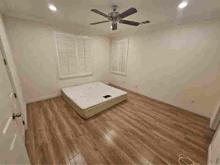 Large pretty 
priavte room for rent