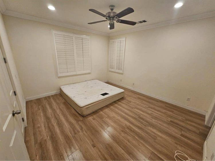 Large pretty 
priavte room for rent