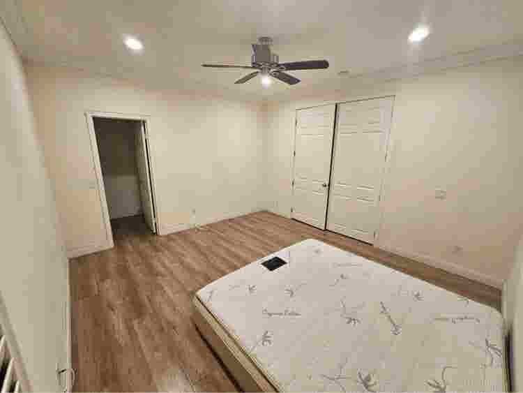 Large pretty 
priavte room for rent