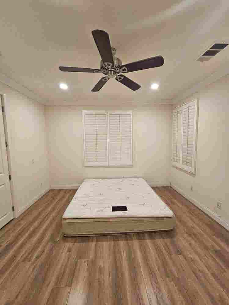 Large pretty 
priavte room for rent