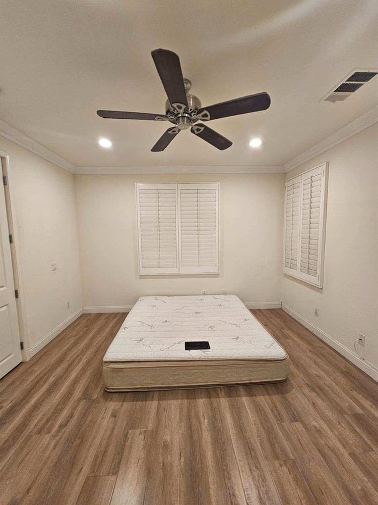 Large pretty 
priavte room for rent