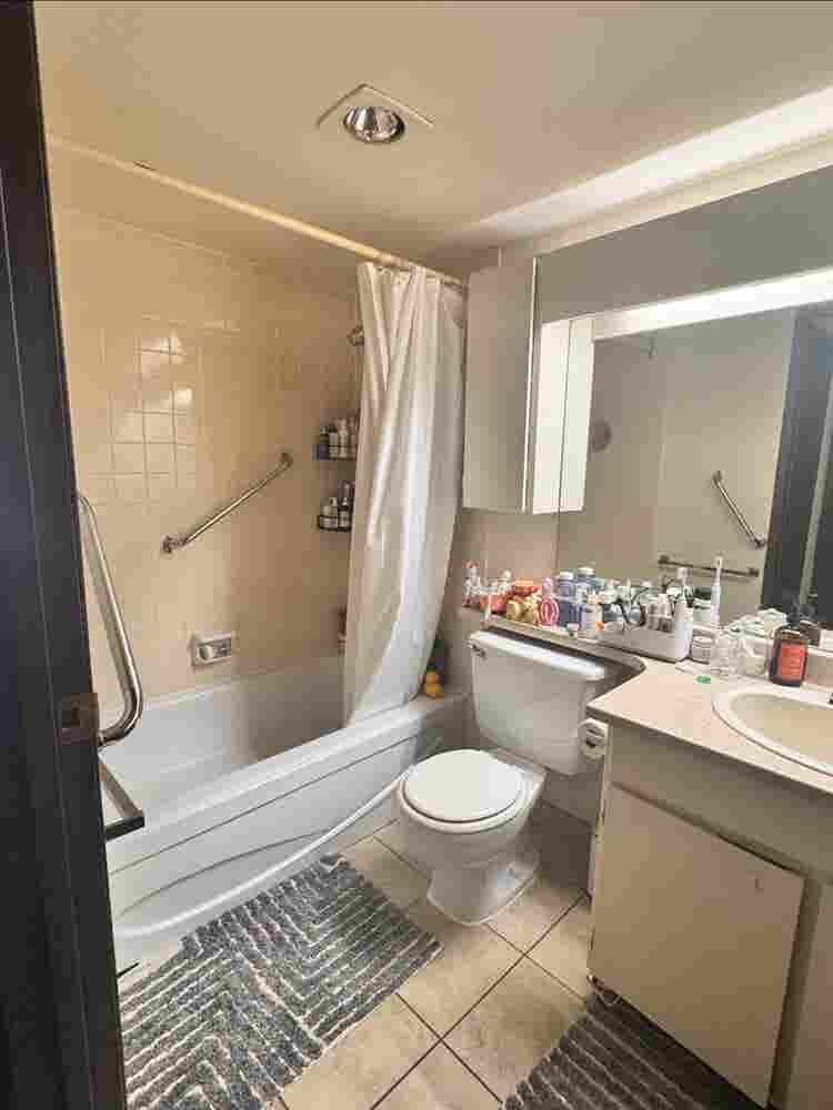 LOOKING FOR A ROOMMATE