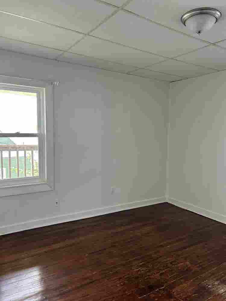 Hi room available for rent