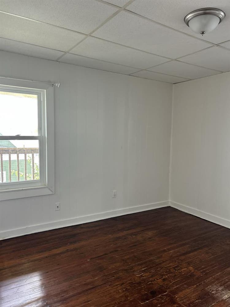 Hi room available for rent