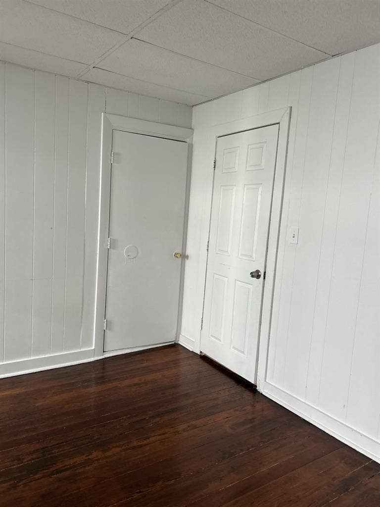 Hi room available for rent