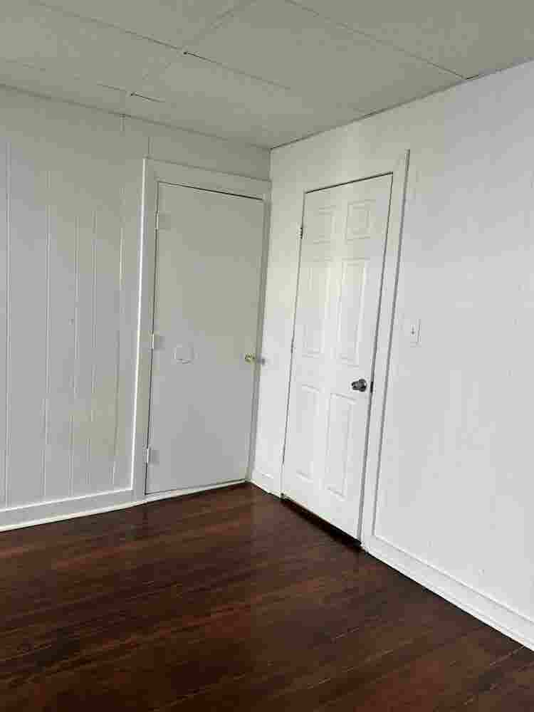 Hi room available for rent