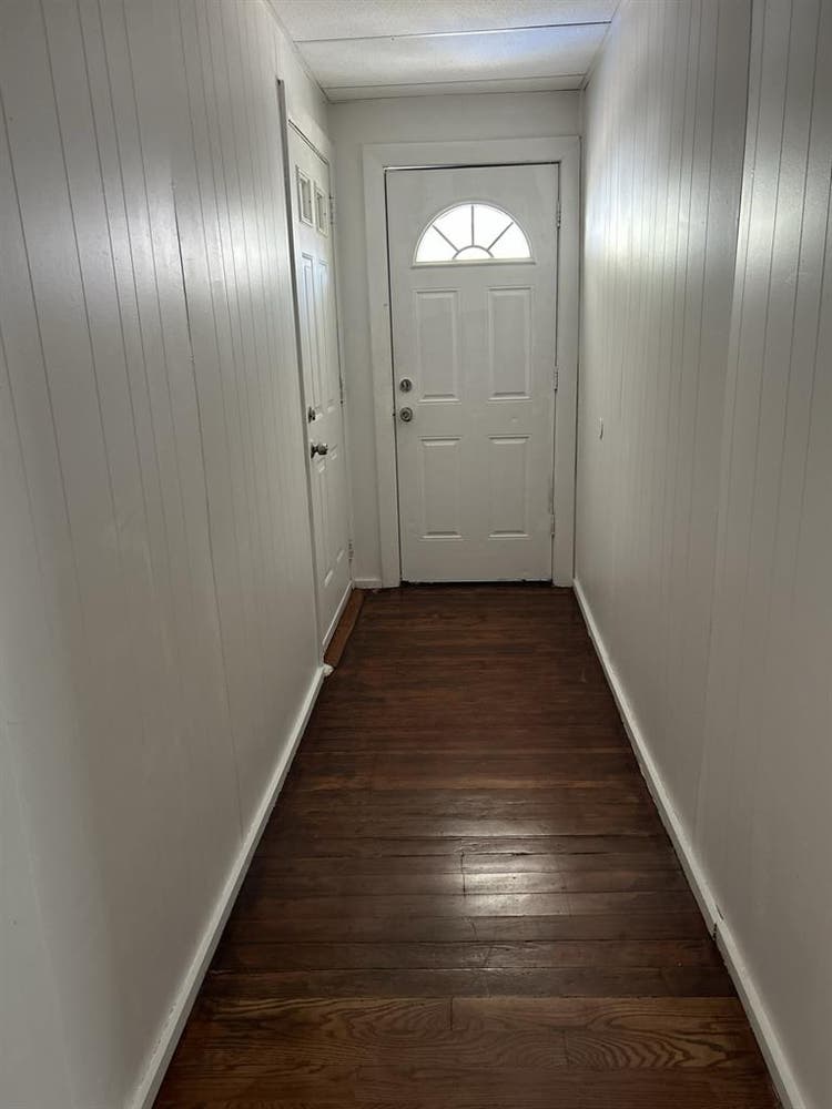 Hi room available for rent