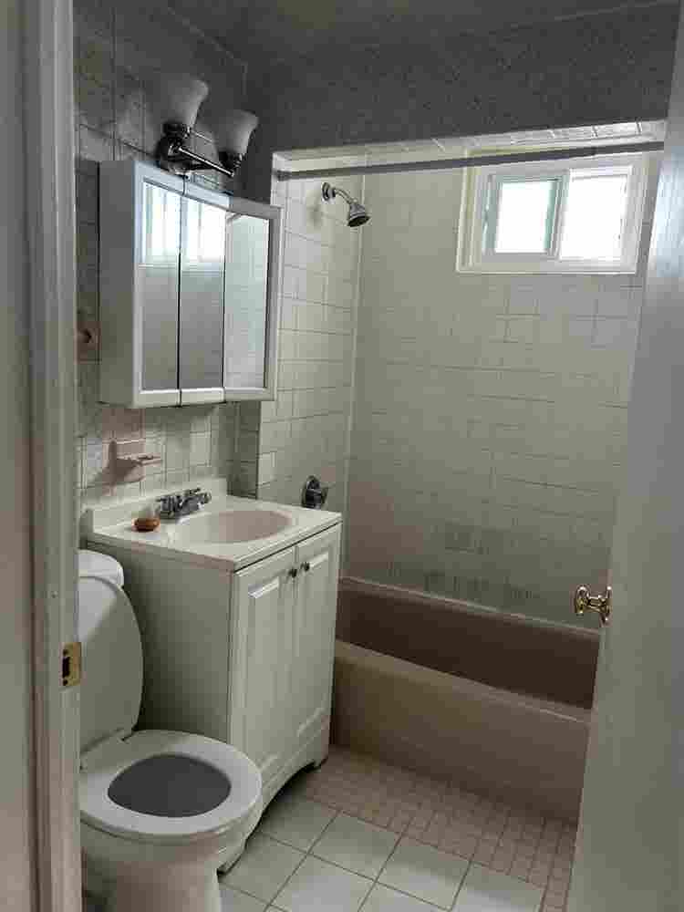 Hi room available for rent