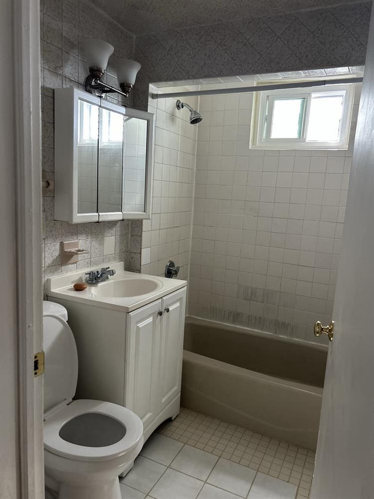 Hi room available for rent