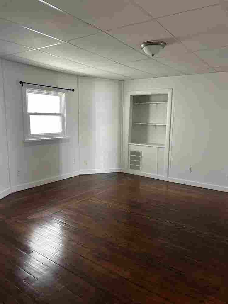 Hi room available for rent