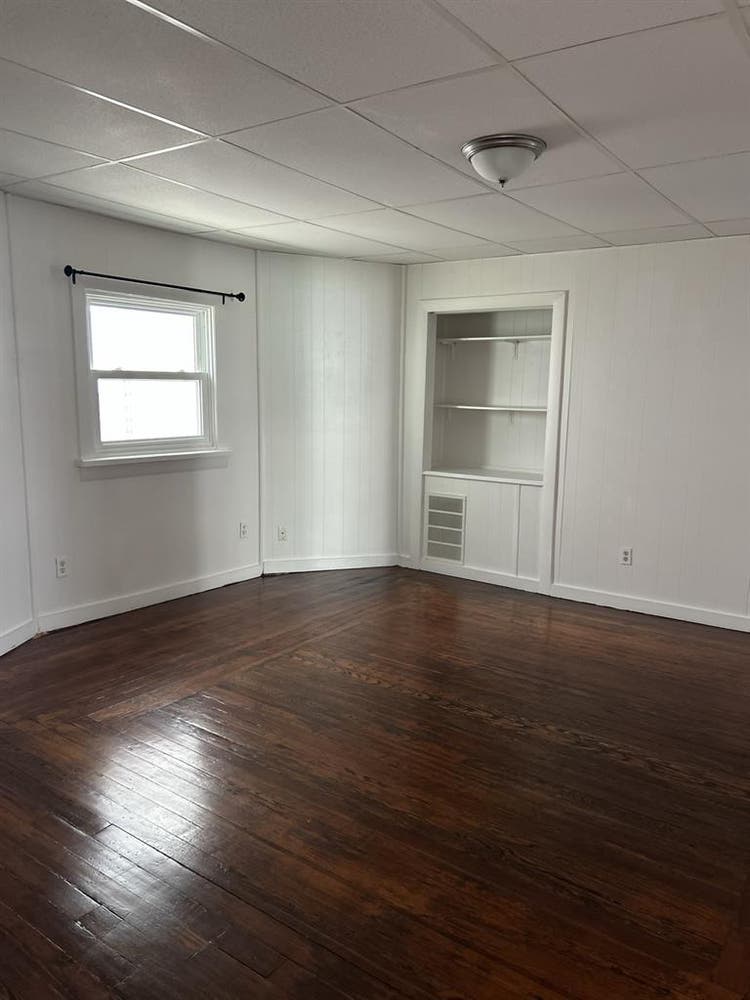 Hi room available for rent