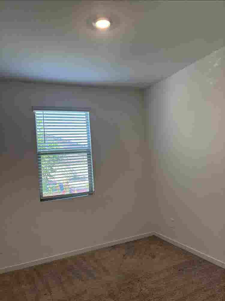 Room with Shared Bathroomm