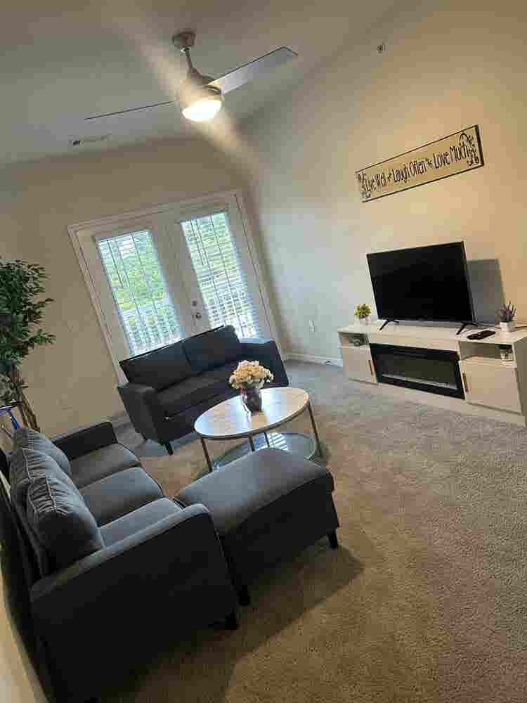 Private Room- Mallard Creek $