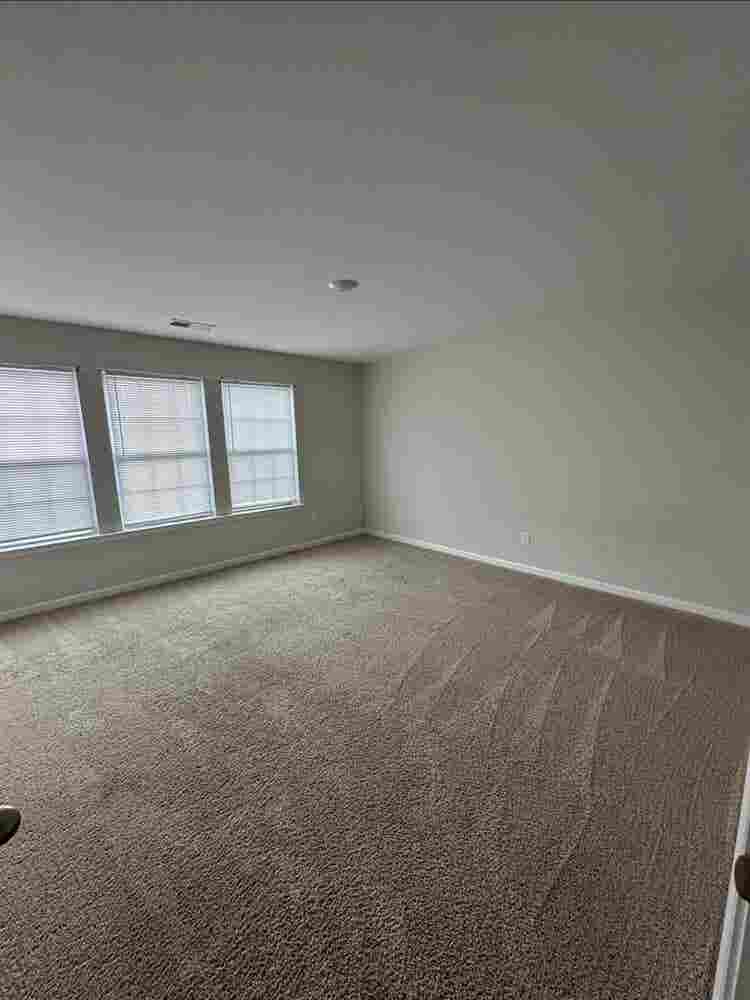 Looking for Roommate !