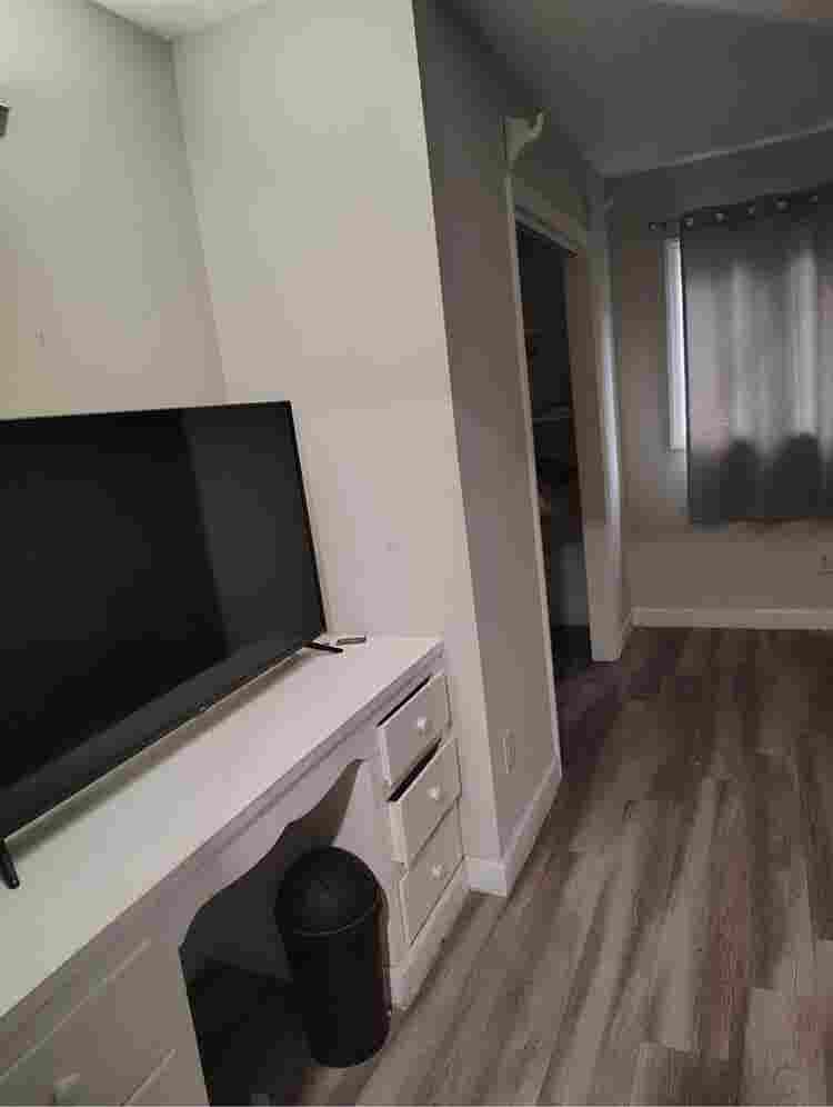 ROOM FOR RENT/BATHROOM AND 
BILLS