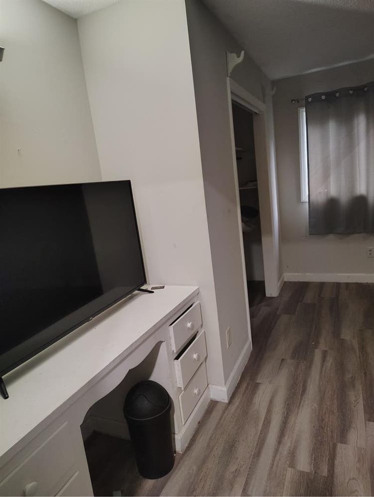 ROOM FOR RENT/BATHROOM AND 
BILLS