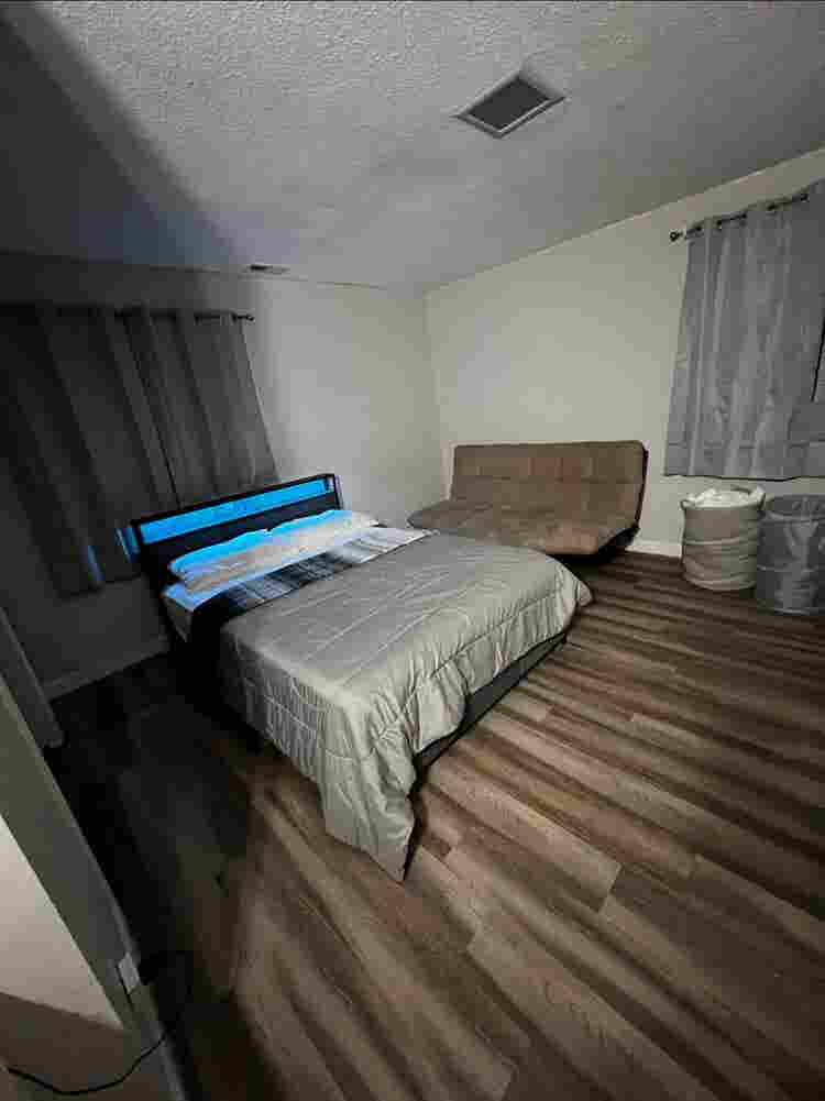 ROOM FOR RENT/BATHROOM AND 
BILLS