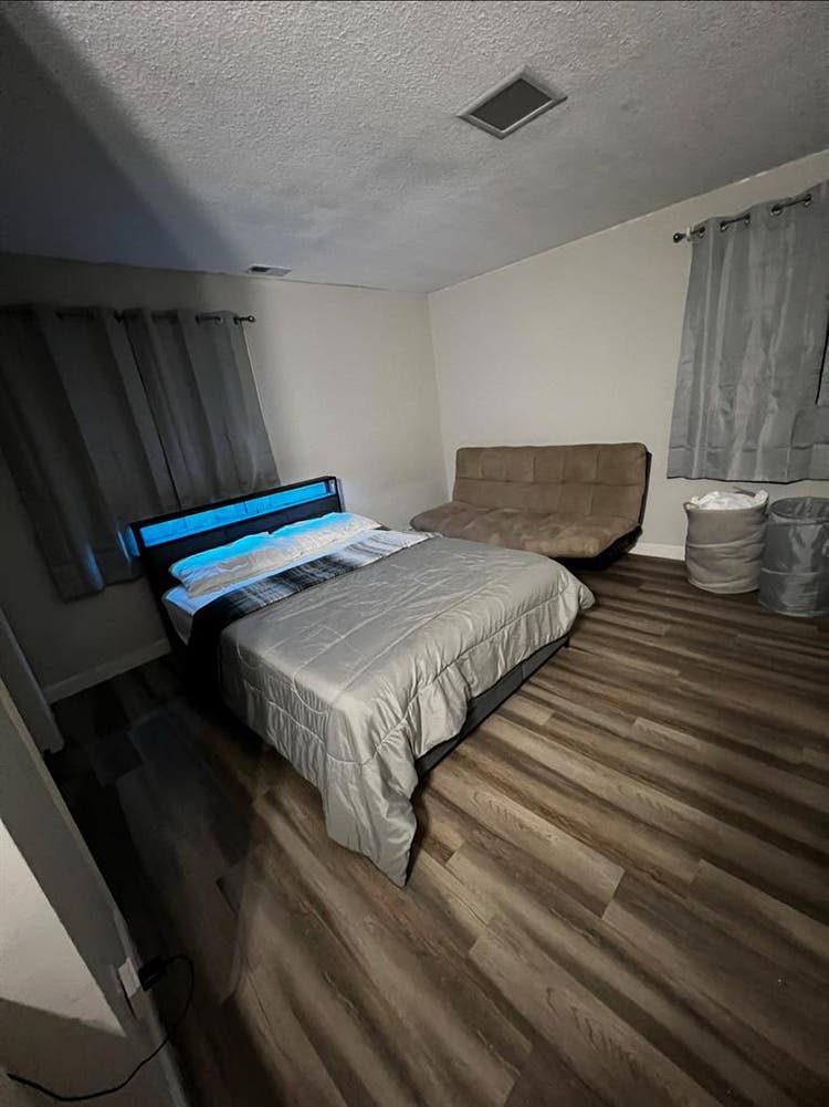 ROOM FOR RENT/BATHROOM AND 
BILLS