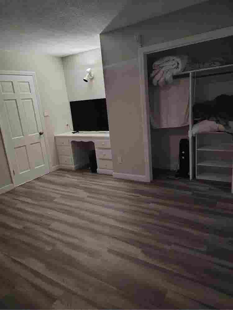ROOM FOR RENT/BATHROOM AND 
BILLS