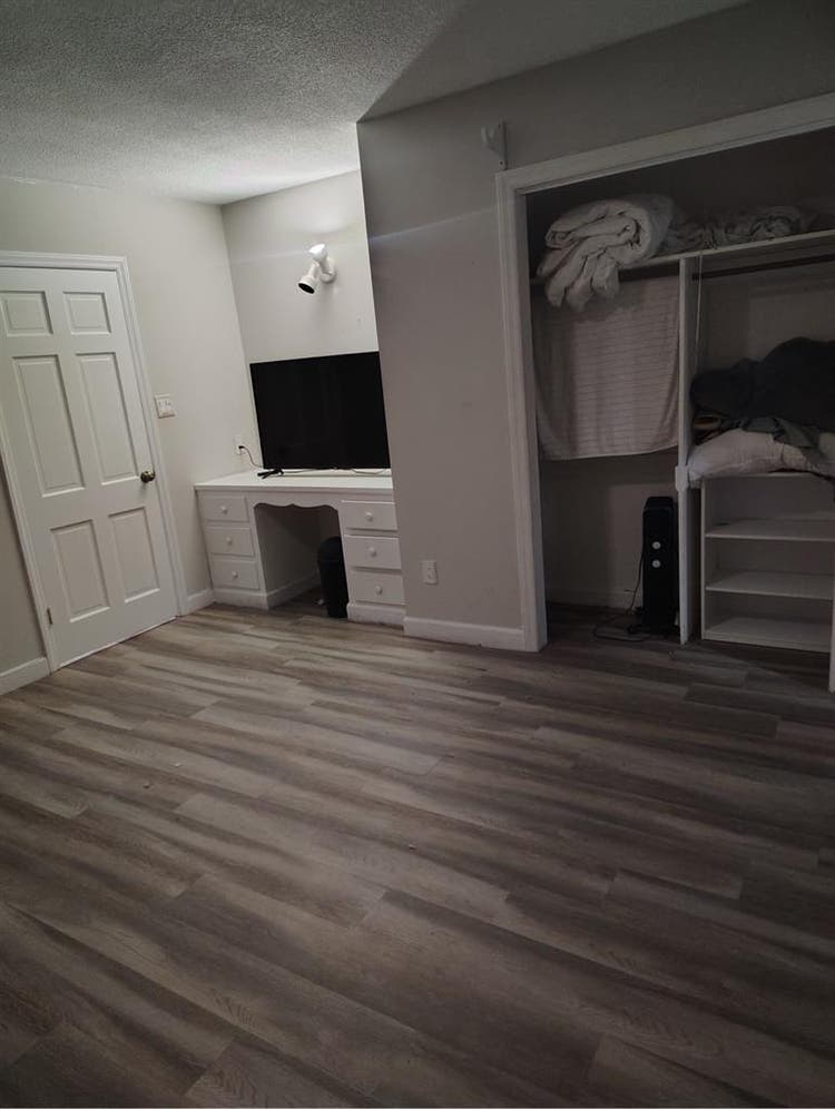 ROOM FOR RENT/BATHROOM AND 
BILLS
