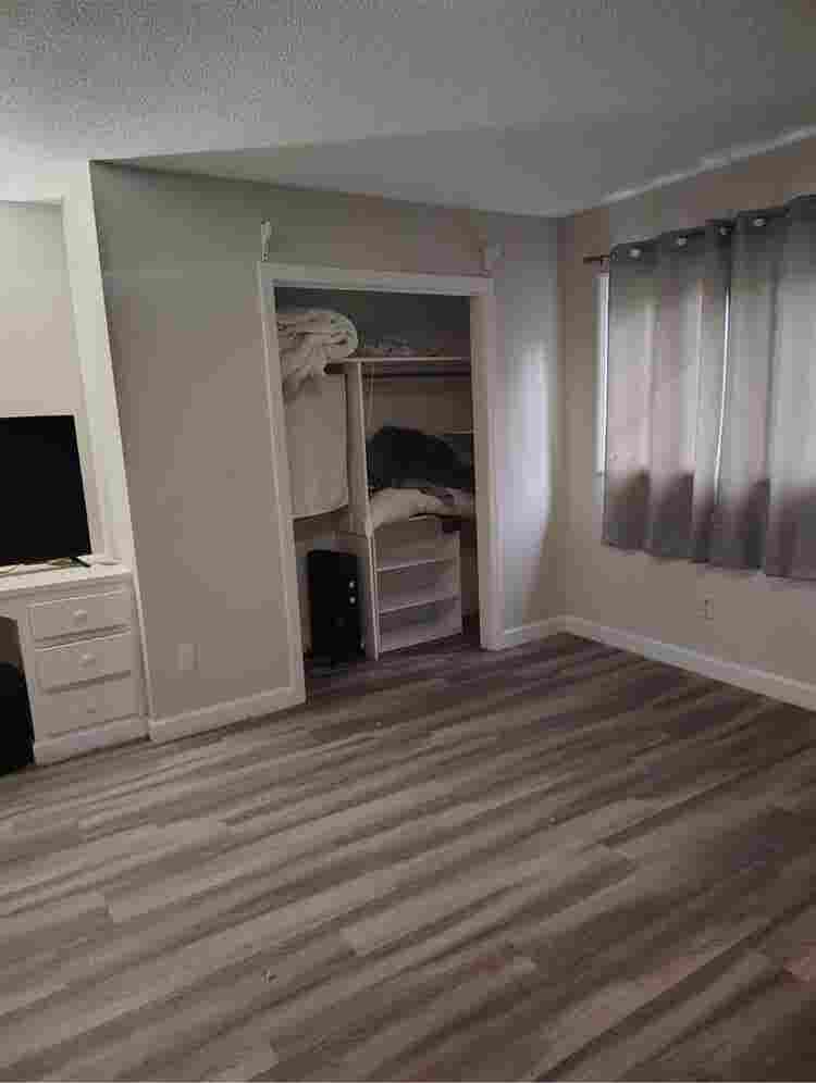 ROOM FOR RENT/BATHROOM AND 
BILLS