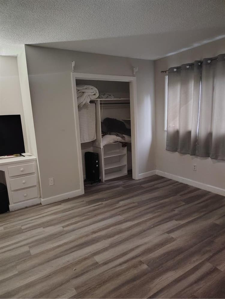 ROOM FOR RENT/BATHROOM AND 
BILLS