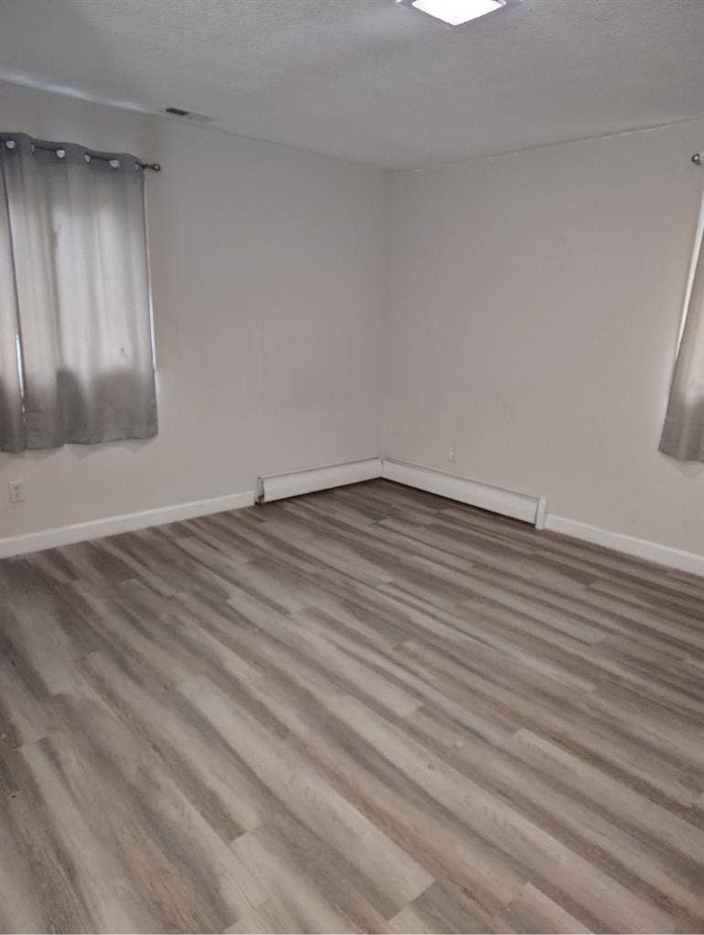 ROOM FOR RENT/BATHROOM AND 
BILLS