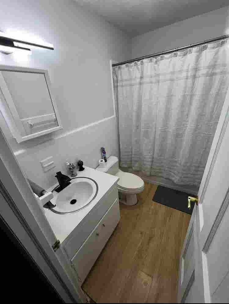 ROOM FOR RENT/BATHROOM AND 
BILLS