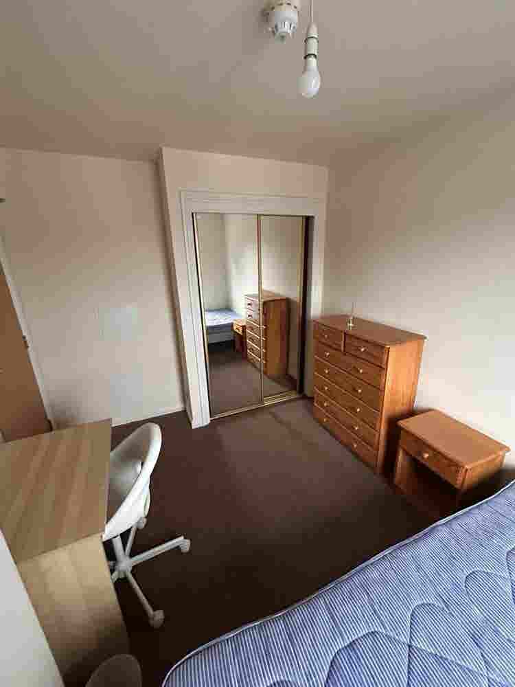 room to rent in 5 bed house