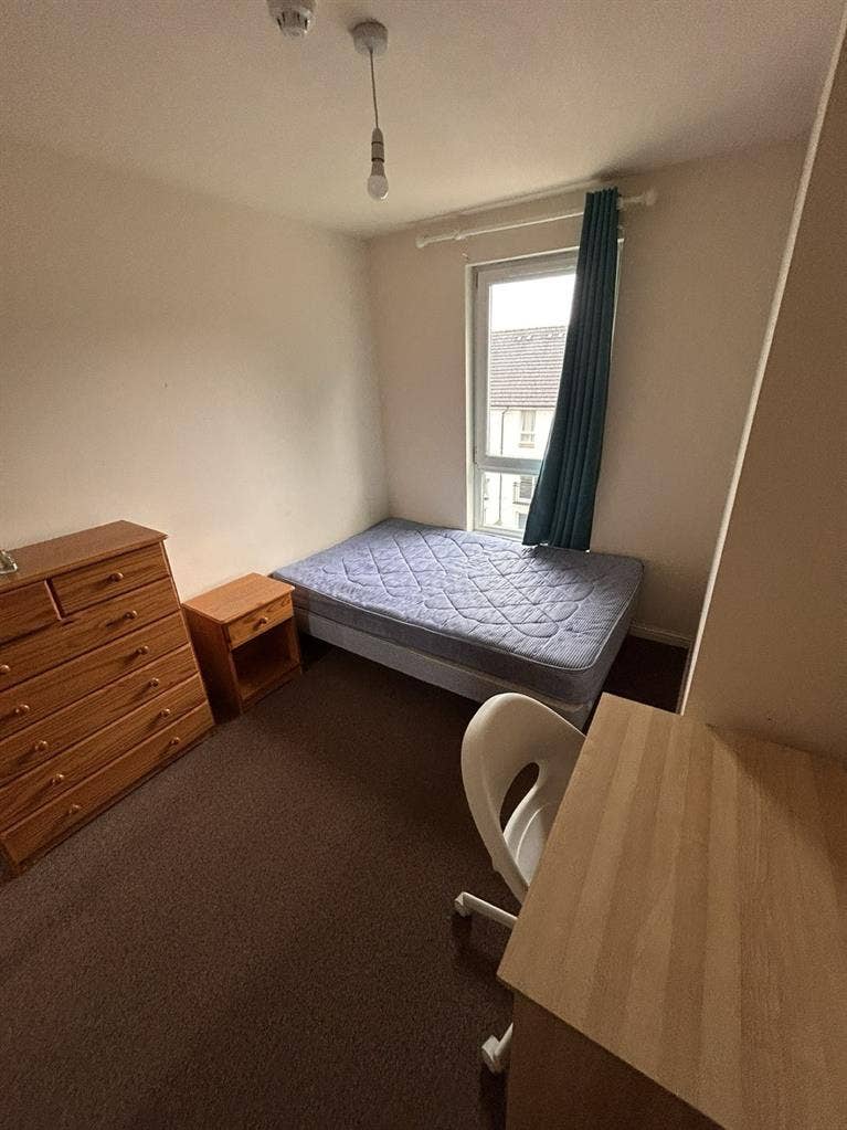 room to rent in 5 bed house