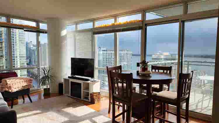 🌅 Your Dream Downtown Room Awaits!