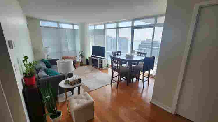 🌅 Your Dream Downtown Room Awaits!