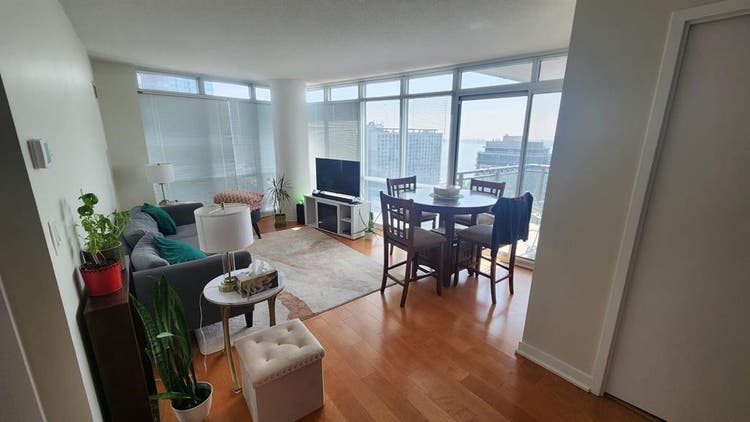 🌅 Your Dream Downtown Room Awaits!