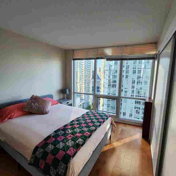 🌅 Your Dream Downtown Room Awaits!