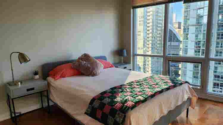 🌅 Your Dream Downtown Room Awaits!
