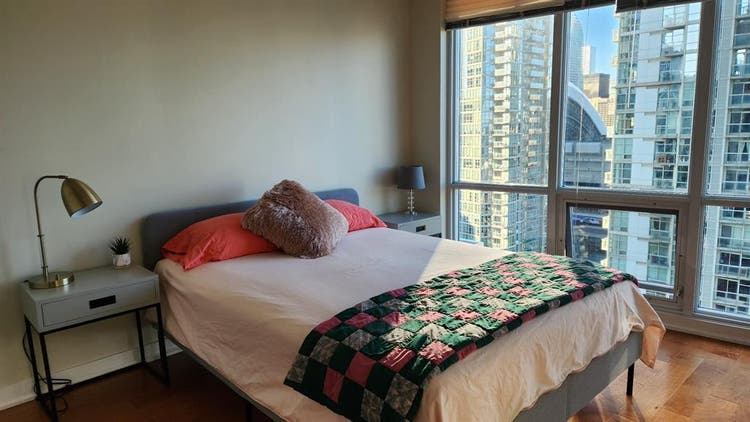 🌅 Your Dream Downtown Room Awaits!