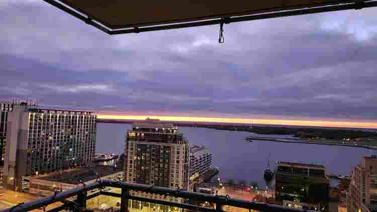 🌅 Your Dream Downtown Room Awaits!