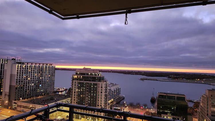 🌅 Your Dream Downtown Room Awaits!
