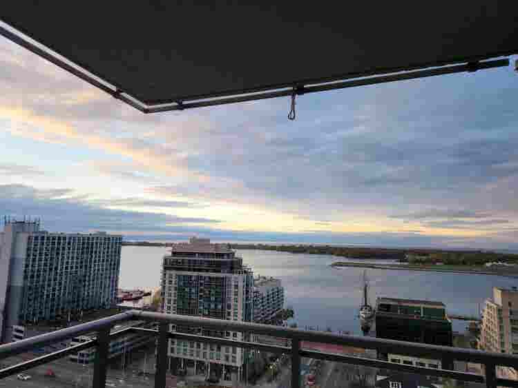 🌅 Your Dream Downtown Room Awaits!