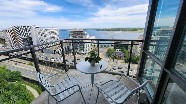 🌅 Your Dream Downtown Room Awaits!