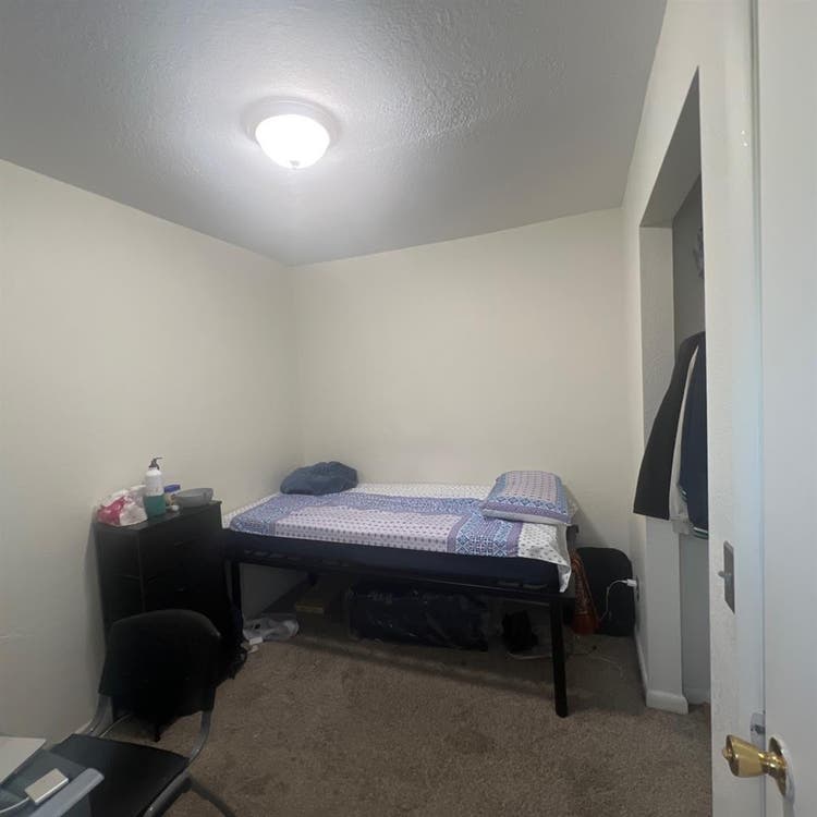 Student friendly room near CMU
