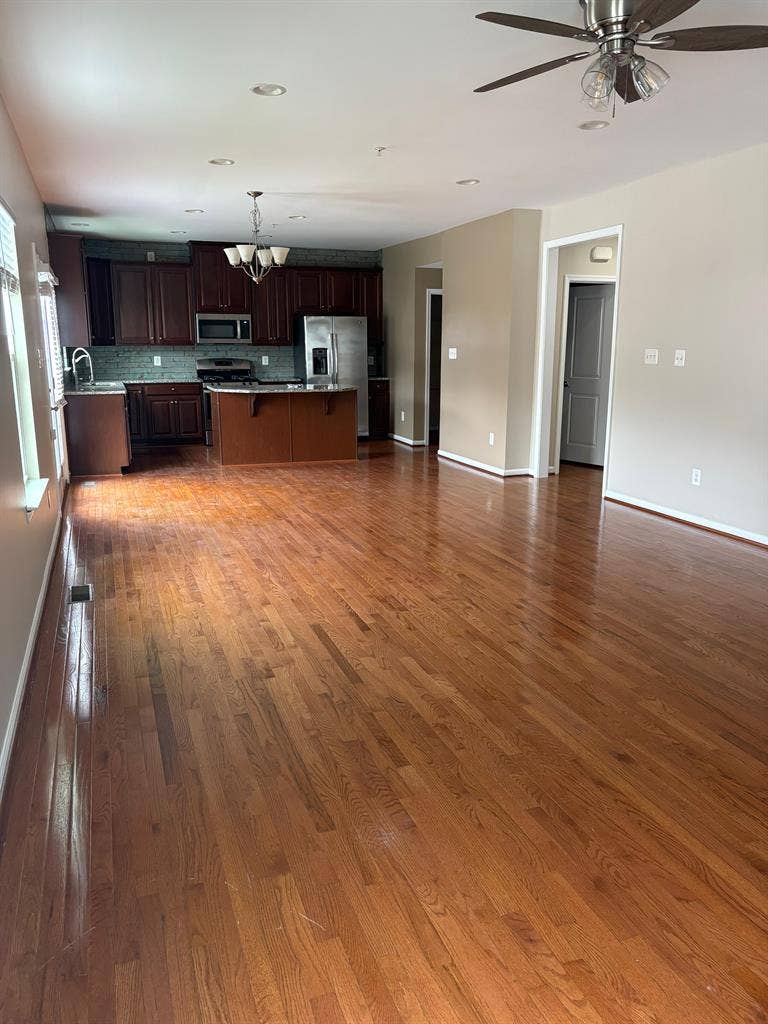 Top floor room for Rent in DC