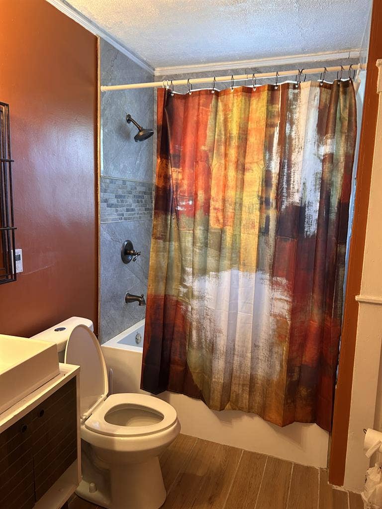 Close to Downtown & major freeways