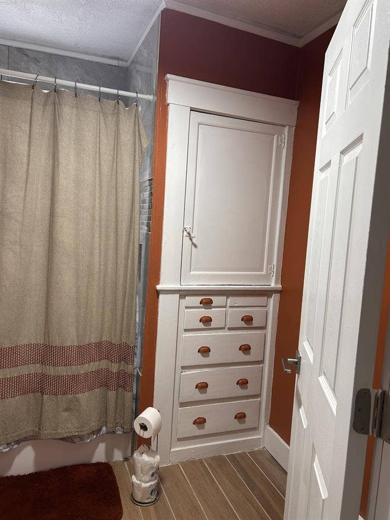 Close to Downtown & major freeways