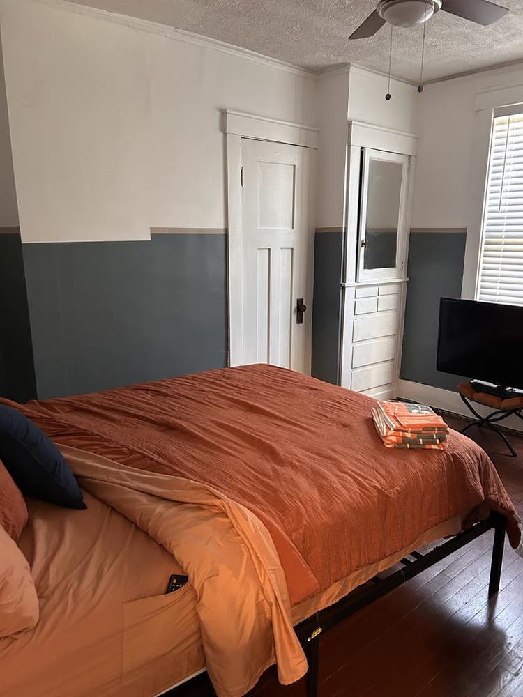 Close to Downtown & major freeways